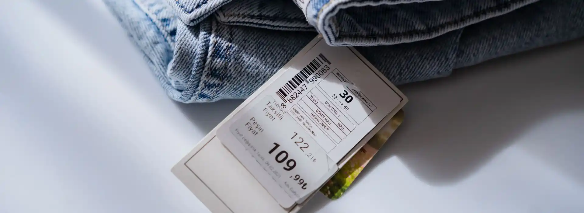 Etiqueta de ropa en un pantalón