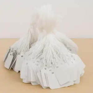 Etiquetas colgantes blancas con hilo